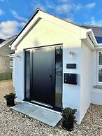 Newly Refurbished Bungalow- Large Garden- Parking