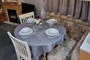 Caravan - Sleeps 6 - Pets Ok - Parking