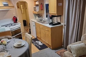 Caravan - Sleeps 6 - Pets Ok - Parking