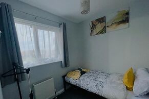 Corby- Split Level Apartment With 3 Bedrooms