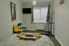 Corby- Split Level Apartment With 3 Bedrooms