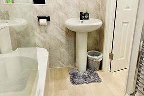Corby- Split Level Apartment With 3 Bedrooms