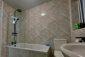 Corby- Split Level Apartment With 3 Bedrooms