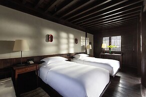 Lijiang Old Town Lanshe Hotel