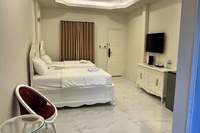 Honey Queen Resort