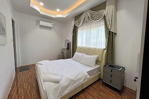 Honey Queen Resort