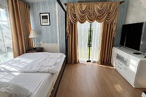 Honey Queen Resort