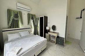 Honey Queen Resort
