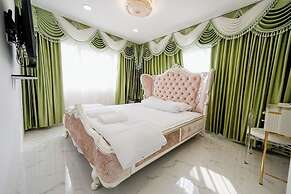 Honey Queen Resort