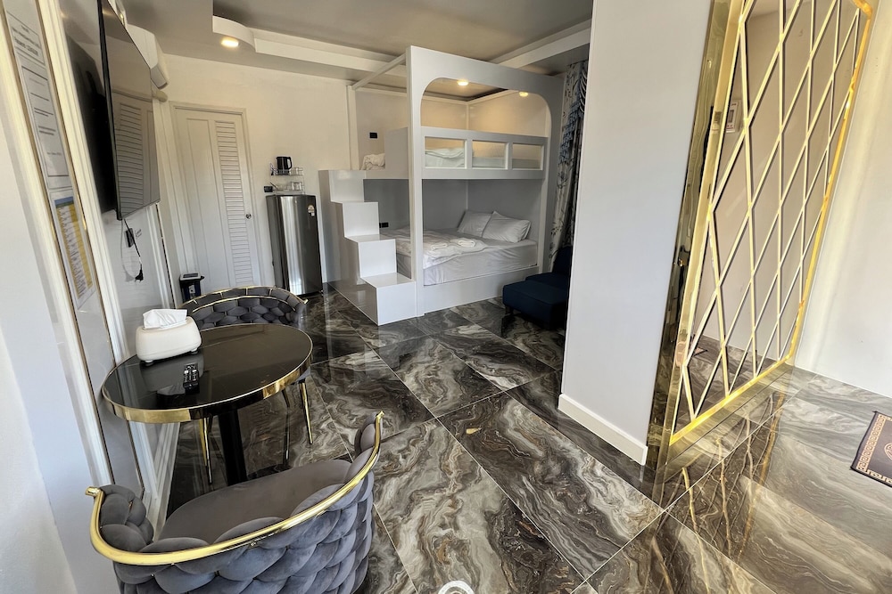Honey Queen Resort