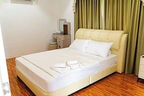 Honey Queen Resort