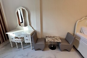 Honey Queen Resort