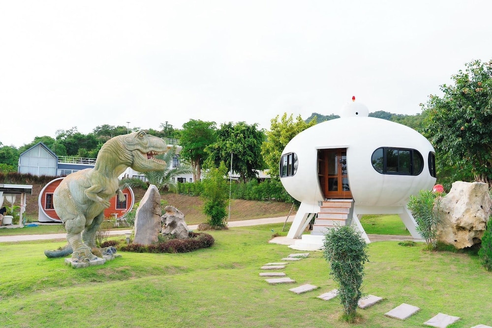Honey Queen Resort