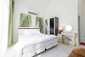 Honey Queen Resort