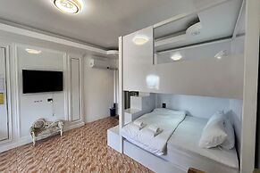 Honey Queen Resort