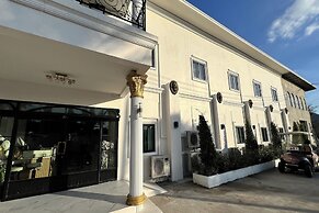 Honey Queen Resort