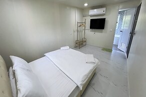 Honey Queen Resort