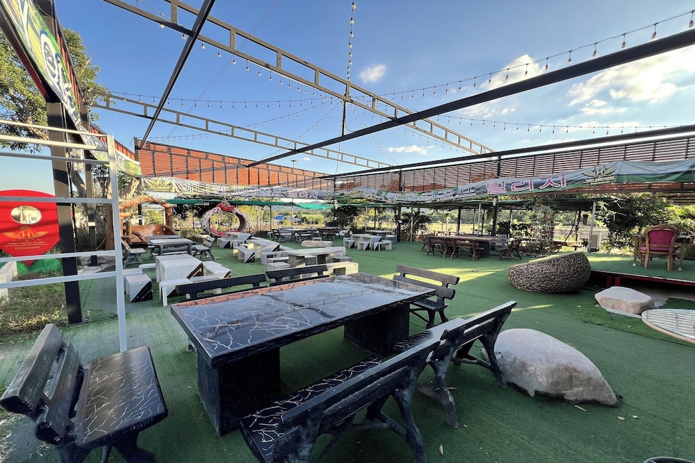 Honey Queen Resort