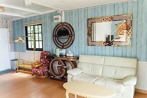 Honey Queen Resort