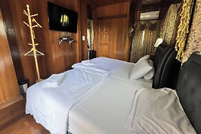 Honey Queen Resort