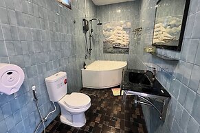 Honey Queen Resort