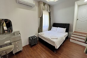 Honey Queen Resort