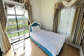 Honey Queen Resort