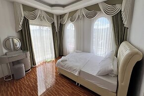 Honey Queen Resort