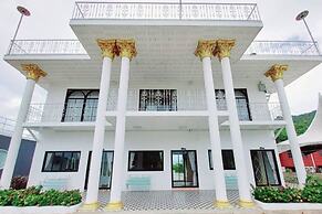 Honey Queen Resort