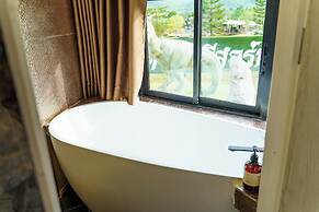 Honey Queen Resort