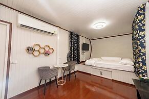 Honey Queen Resort