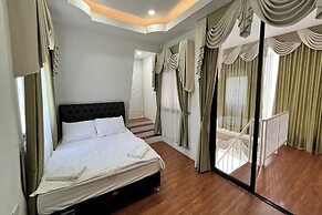 Honey Queen Resort