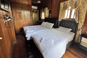 Honey Queen Resort