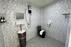 Honey Queen Resort