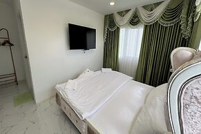 Honey Queen Resort