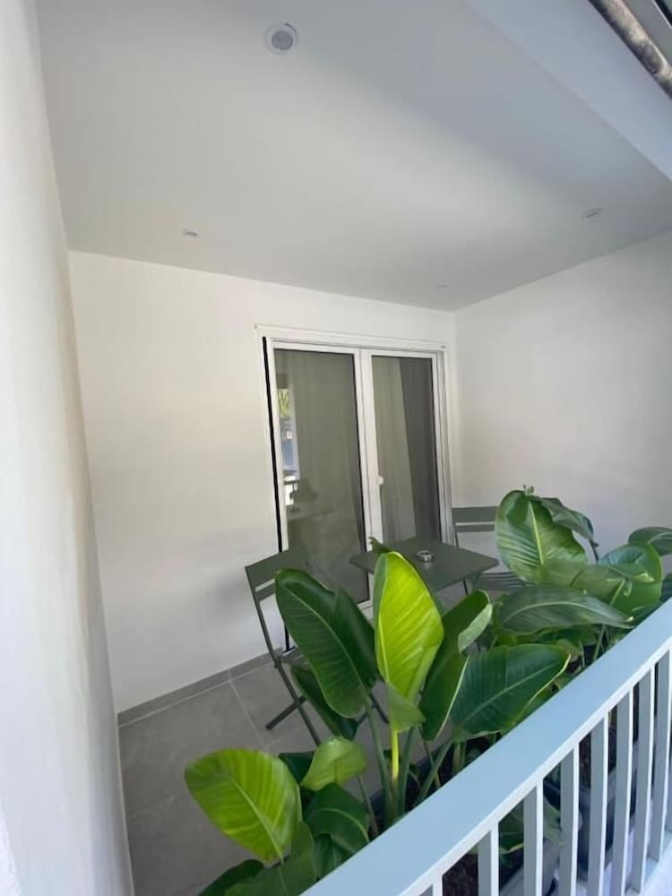 Living Yard Acropolis Apartments