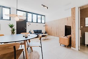 Valencia Apartments by Olala Homes