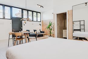 Valencia Apartments by Olala Homes
