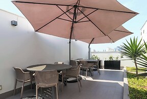 w Engaging 2BR w Impressive Deco in San Isidro
