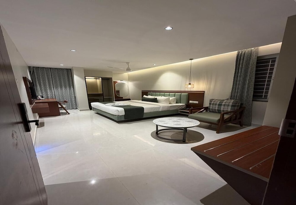 M R SUITES
