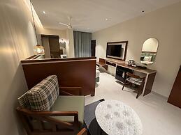 M R SUITES
