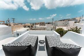 Akri Santorini with heated Jacuzzi