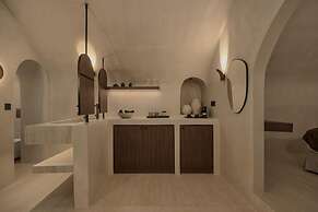 Akri Santorini with heated Jacuzzi