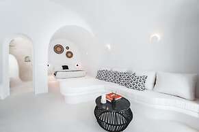 Akri Santorini with heated Jacuzzi