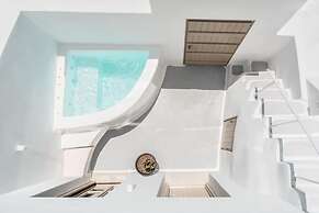Akri Santorini with heated Jacuzzi