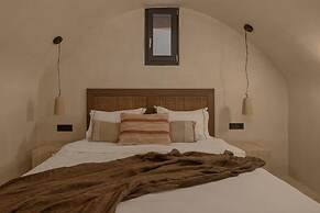 Akri Santorini with heated Jacuzzi