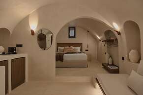 Akri Santorini with heated Jacuzzi