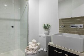 Central 2BR Apt by Melbourne Central, City Views