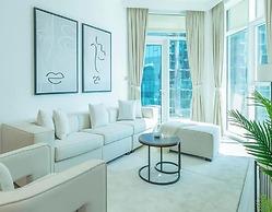 Elegant High Floor 2BR Urban Oasis