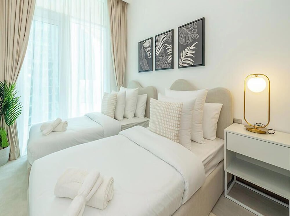 Elegant High Floor 2BR Urban Oasis